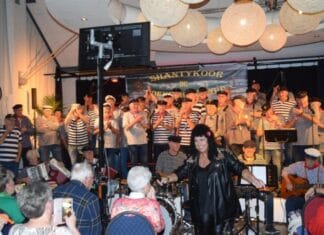 Uitverkochte zaal geniet van optreden Shantykoor De Hoeksche Waard