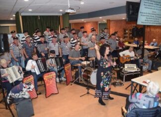 Shantykoor De Hoeksche Waard zingt voor bewoners verzorgingshuis de Open Waard