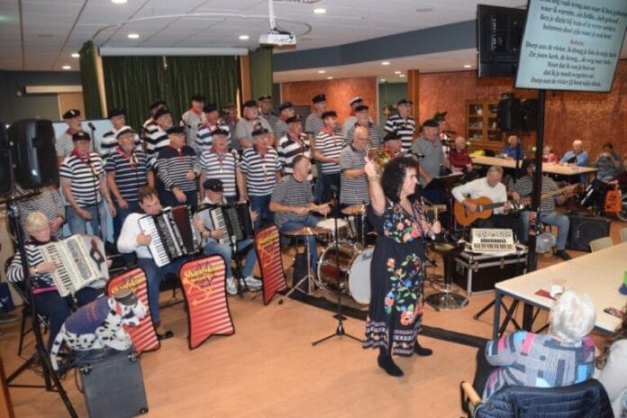 Shantykoor De Hoeksche Waard zingt voor bewoners verzorgingshuis de Open Waard