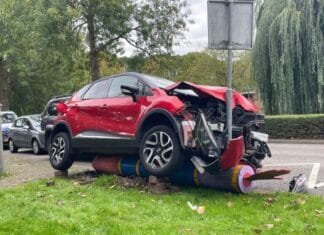 Veel schade na ongeluk in Puttershoek, bestuurder blijft ongedeerd