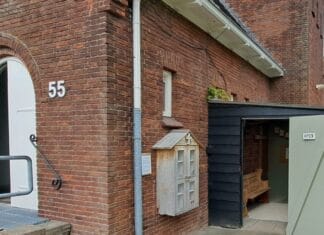 Voedselkast Hoeckenisse Klaaswaal vanwege vandalisme nu binnen geplaatst