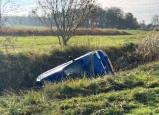 Automobilist belandt in droge sloot langs Randweg in Strijen