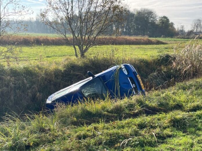 Automobilist belandt in droge sloot langs Randweg in Strijen