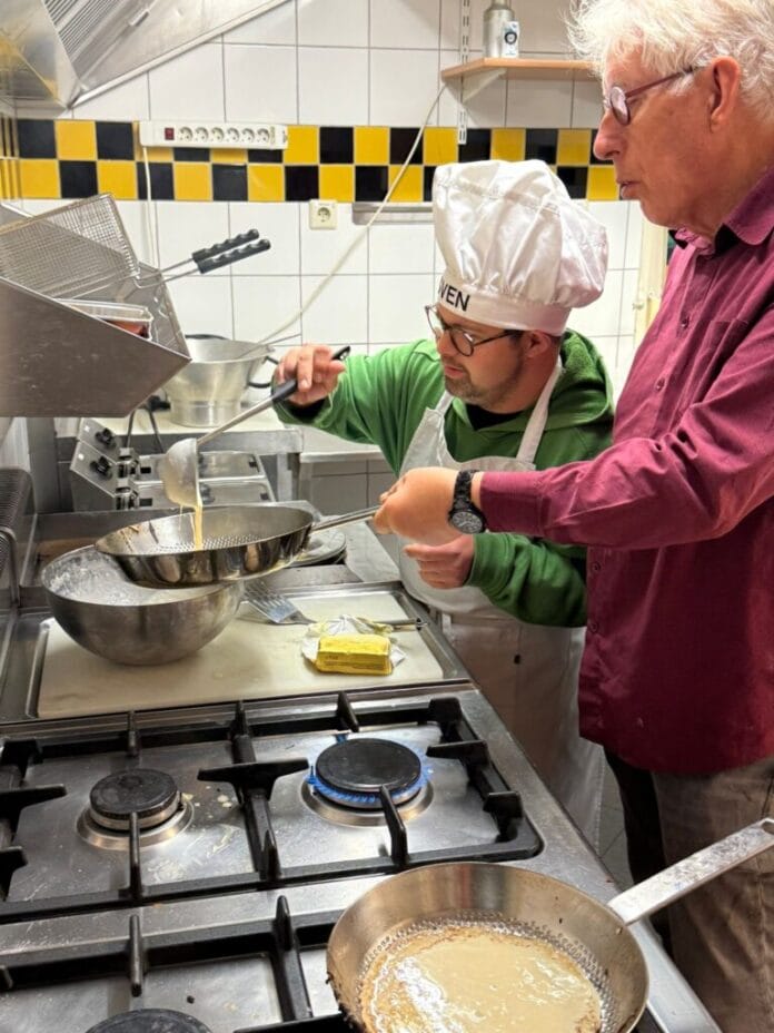 Pannenkoekendag bij v.v. Strijen: smakelijke afsluiting voor de We Helpen Groep van AC Het Molenschaer van Gemiva