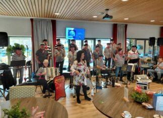 Vrolijke middag met Shantykoor De Hoeksche Waard bij 90ste verjaardag in Aafje Slinge