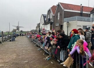 Sinterklaas warm onthaald in Nieuw-Beijerland: feestelijke intocht vol muziek en vrolijke gezichten