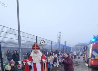 Piet zet tent op in De Bouwsteen: brandweer rukt uit voor smeulende vuurkorf