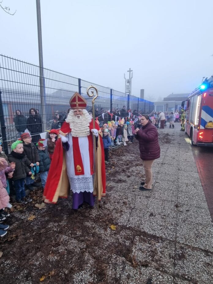 Piet zet tent op in De Bouwsteen: brandweer rukt uit voor smeulende vuurkorf