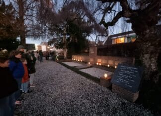 Lichtjes op oorlogsgraven in ’s-Gravendeel