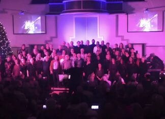 Van donker naar licht: TOP2000 Koor raakt harten in kolkende Eendrachtskerk