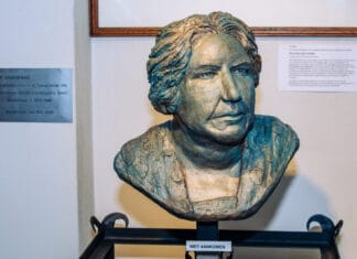 Ontwerp Arne Boon uit Bilthoven wint wedstrijd voor standbeeld Suze Groeneweg in Oud-Beijerland