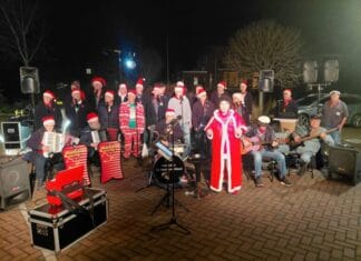 Vrijdagavondconcert zorgt voor volle kerstmarkt in Numansdorp