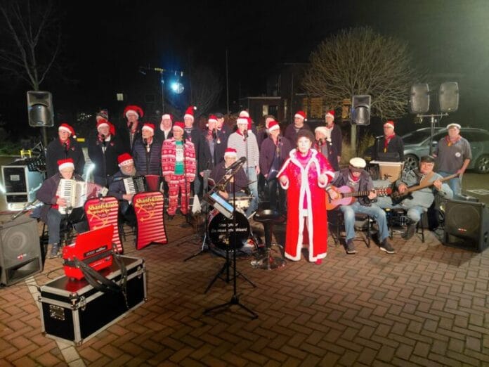 Vrijdagavondconcert zorgt voor volle kerstmarkt in Numansdorp