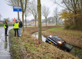 Auto belandt in sloot langs de N217 bij Oud-Beijerland