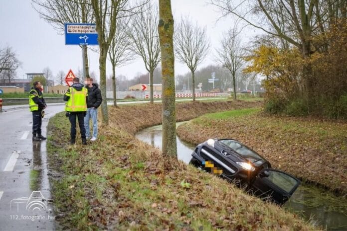 Auto belandt in sloot langs de N217 bij Oud-Beijerland