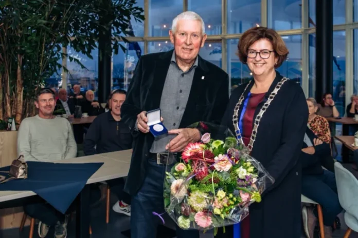 Gee Rooimans ontvangt zilveren erepenning voor ruim 55 jaar inzet voor de Hoeksche Waard