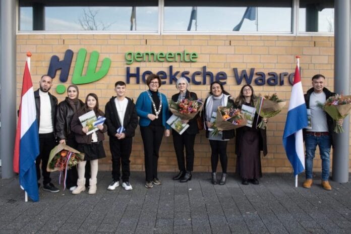 Nationale naturalisatiedag 2025: welkom voor 8 nieuwe Nederlanders in de Hoeksche Waard