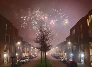 Extreem drukke dagen voor vuurwerkhandelaren in de Hoeksche Waard: laatste jaar siervuurwerk in de verkoop