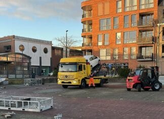 Maak het niet erger, bel een berger! 6 voertuigen weggesleept op het Vierwiekenplein in Oud-Beijerland
