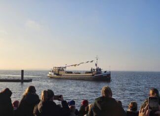 Basisschool de Regenboog ontvangt Sinterklaas op Hitserse Kaai