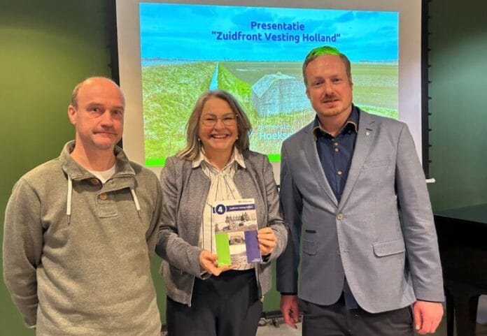 Wethouder Den Tuinder ontvangt eerste exemplaar ‘Zuidfront Vesting Holland’