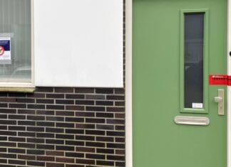 Burgemeester sluit pand aan de Einsteinstraat in Numansdorp na vondst hennepkwekerij