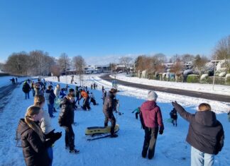 Sneeuwpret op eerste schooldag van het nieuwe jaar in ’s-Gravendeel