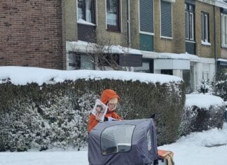 Ondanks dik pak sneeuw toch de weg op: postbezorger laat zich niet tegenhouden