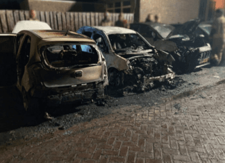 Drie voertuigen zwaar beschadigd bij voertuigbrand in Strijen