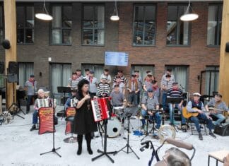 Shantykoor De Hoeksche Waard maakt indruk in Oost-Souburg