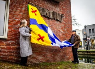 Kunstwerk ‘De Vijf boeken’ onthuld bij bibliotheek Oud-Beijerland
