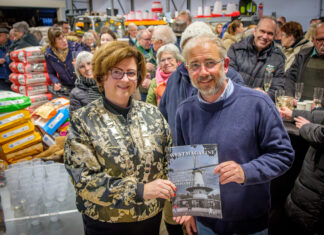 Burgemeester Witte neemt eerste editie Westmagazine in ontvangst