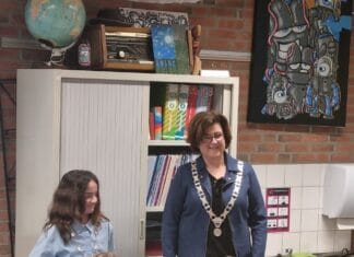 Burgemeester Witte en kinderburgemeester Sparreboom in gesprek met groepen 8 van De Bouwsteen in ’s-Gravendeel