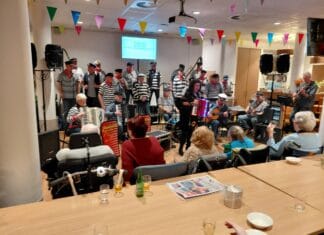 Haagse logees genieten van optreden Shantykoor De Hoeksche Waard in Doorn