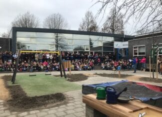 Opening groen (onder)plein bij De Parel in Strijen feestelijk gevierd