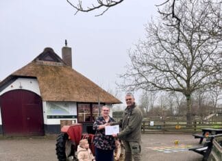 Feestelijk moment bij kinderboerderij Recreatieoord Binnenmaas: donatie van Kringloods ondersteunt vernieuwing