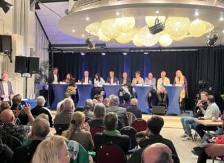 Meet & Greet politiek in Numansdorp trekt volle voormalige raadszaal
