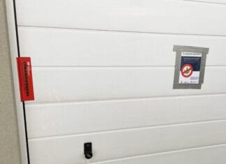 Burgemeester Witte sluit garagebox op Garagepark Heinenoord na vondst materialen hennepkwekerijen