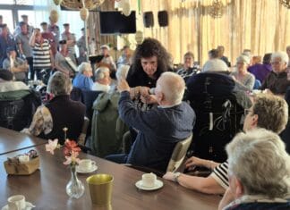 Shantykoor zorgt voor feestelijke middag in verzorgingstehuis De Hoge Weide