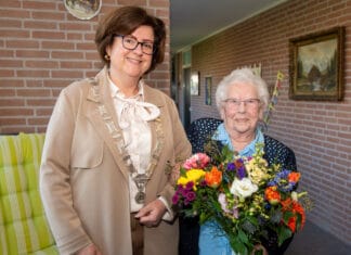 Bloemen en bonbons voor 100-jarige mevrouw Maasdam-Schelling