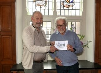 Boekje over geschiedenis houthandel Van de Wetering overhandigd aan Historische Vereniging Oud-Beijerland