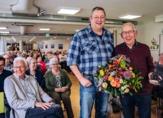 Waarderingsgeschenk gemeente Hoeksche Waard voor Leen de Zeeuw van de Algemene Seniorenbond ‘s-Gravendeel