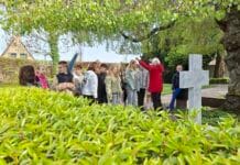 Leerlingen De Bouwsteen herdenken oorlogsslachtoffers in ’s-Gravendeel