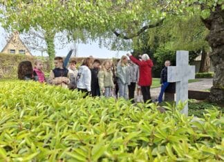 Leerlingen De Bouwsteen herdenken oorlogsslachtoffers in ’s-Gravendeel