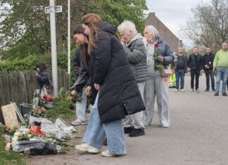 Indrukwekkende stille tocht voor overleden motorrijder (22) in Heinenoord