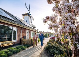 Burgemeester Marian Witte bezoekt Westmaas en haalt verhalen op uit het dorp
