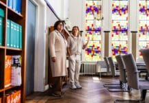 Burgemeester Marian Witte op dorpsbezoek in haar eigen woonplaats Strijen