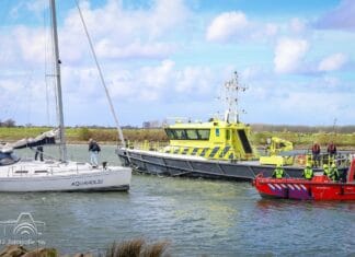 Zeilschip loopt vast op Spui bij Nieuw-Beijerland, hulpdiensten rukken uit