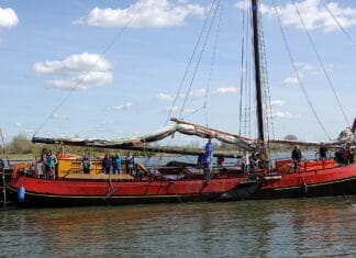 Historische zeiltjalk ‘De Vrijbuiter’ brengt leven in haven van Puttershoek