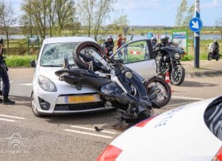 Motorrijder gewond bij aanrijding met auto op Spuidijk in Nieuw-Beijerland